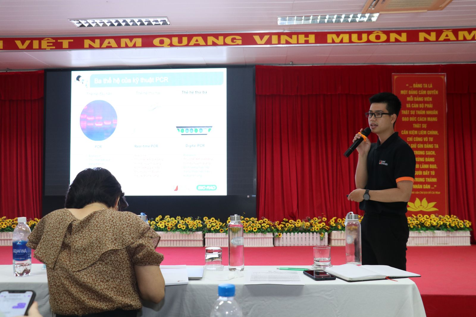 Trần Văn Hải Nam, chuyên viên kỹ thuật dòng sản phẩm ddPCR đang trình bày về công nghệ PCR vi giọt kỹ thuật số của Bio-Rad ứng dụng trong nghiên cứu và chẩn đoán Y Sinh học 
